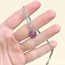 Carica l'immagine nel visualizzatore di Gallery, Ciondolo malva in fibra di fico d'india