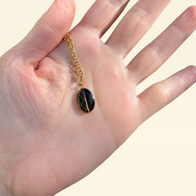 Carica l'immagine nel visualizzatore di Gallery, Ciondolo Nero in fibra di fico d'india
