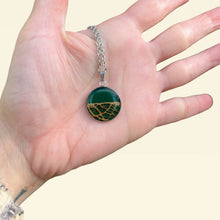 Carica l'immagine nel visualizzatore di Gallery, Ciondolo VERDE SCURO in fibra di fico d'india