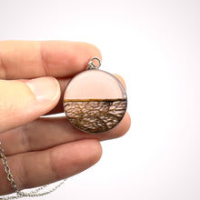 Carica l'immagine nel visualizzatore di Gallery, Ciondolo ROSA PASTELLO in fibra di fico d'india