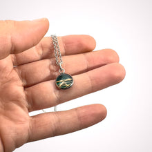 Carica l'immagine nel visualizzatore di Gallery, Ciondolo VERDE MALACHITE in fibra di fico d'india