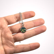 Carica l'immagine nel visualizzatore di Gallery, Ciondolo VERDE MALACHITE in fibra di fico d'india