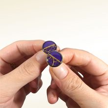 Carica l'immagine nel visualizzatore di Gallery, Orecchini a bottoncino con fibra di fico d'india sotto resina e sfondo viola (codice F01). Base tonda anallergica nickel free in acciaio inox. Dimensione: L - 1,4 cm. Ogni gioiello viene lavorato e preparato con cura; le caratteristiche della fibra naturale e della resina rendono ogni pezzo unico e irriproducibile.