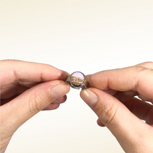 Carica l'immagine nel visualizzatore di Gallery, Anello tondo con fibra di fico d'india sotto resina e lilla (cod. F03). Fascia regolabile anallergica nickel free in acciaio inox. Base Mini 1,2 cm. Ogni gioiello viene lavorato e preparato con cura. Le caratteristiche della fibra naturale e della resina rendono ogni pezzo unico e irriproducibile.