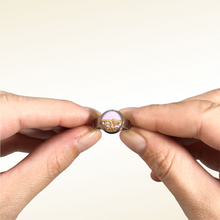 Carica l'immagine nel visualizzatore di Gallery, Anello tondo con fibra di fico d'india sotto resina e lilla (cod. F03). Fascia regolabile anallergica nickel free in acciaio inox. Base Mini 1,2 cm. Ogni gioiello viene lavorato e preparato con cura. Le caratteristiche della fibra naturale e della resina rendono ogni pezzo unico e irriproducibile.