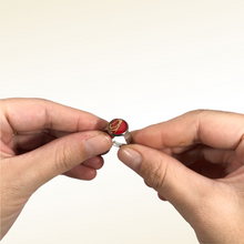 Carica l'immagine nel visualizzatore di Gallery, Anello tondo con fibra di fico d'india sotto resina e sfondo rosso scuro (cod. R02). Fascia regolabile anallergica nickel free in acciaio inox. Base Mini 1,2 cm. Ogni gioiello viene lavorato e preparato con cura. Le caratteristiche della fibra naturale e della resina rendono ogni pezzo unico e irriproducibile.